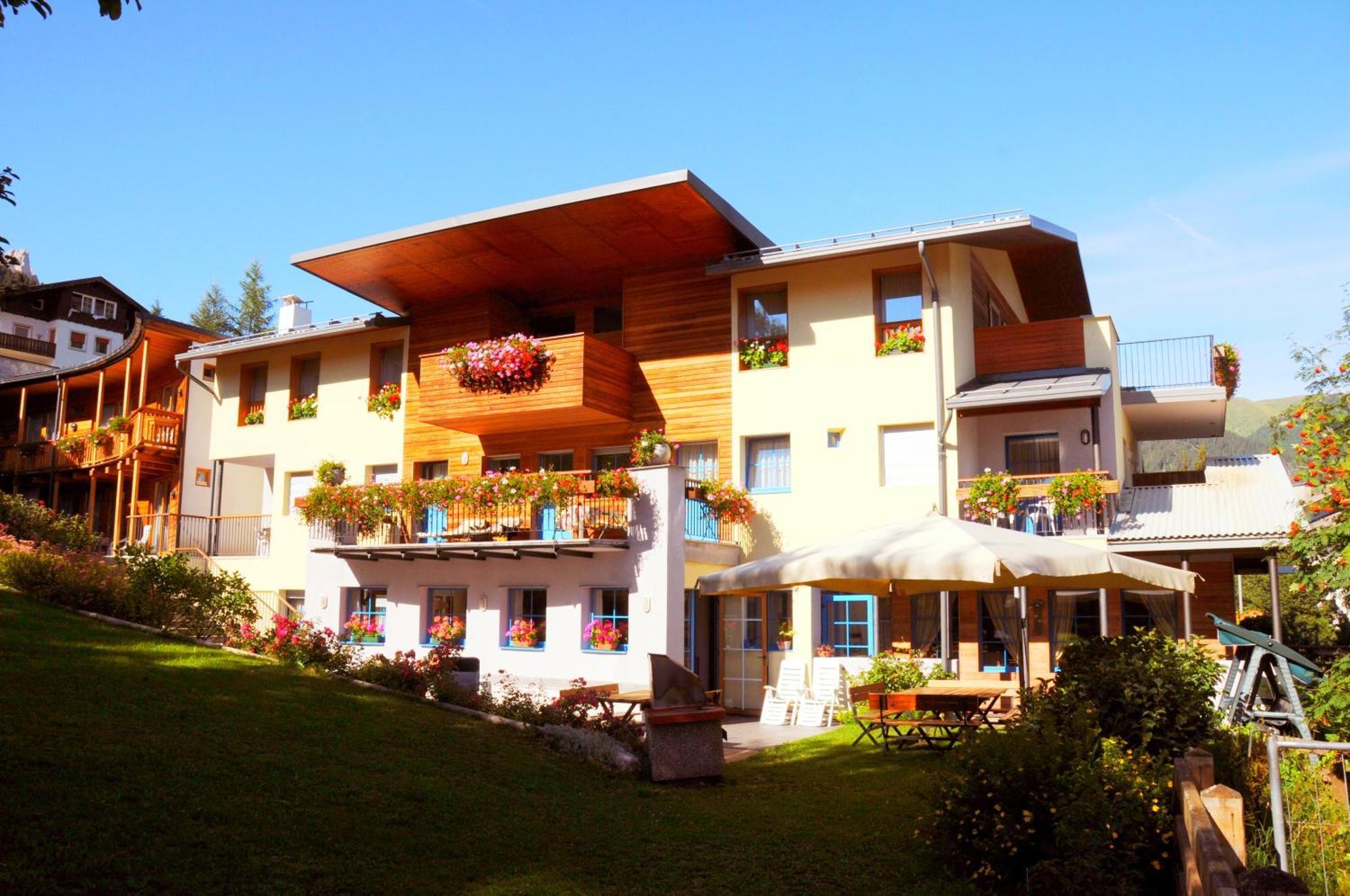 Hotel Garni Enrosadira 3*